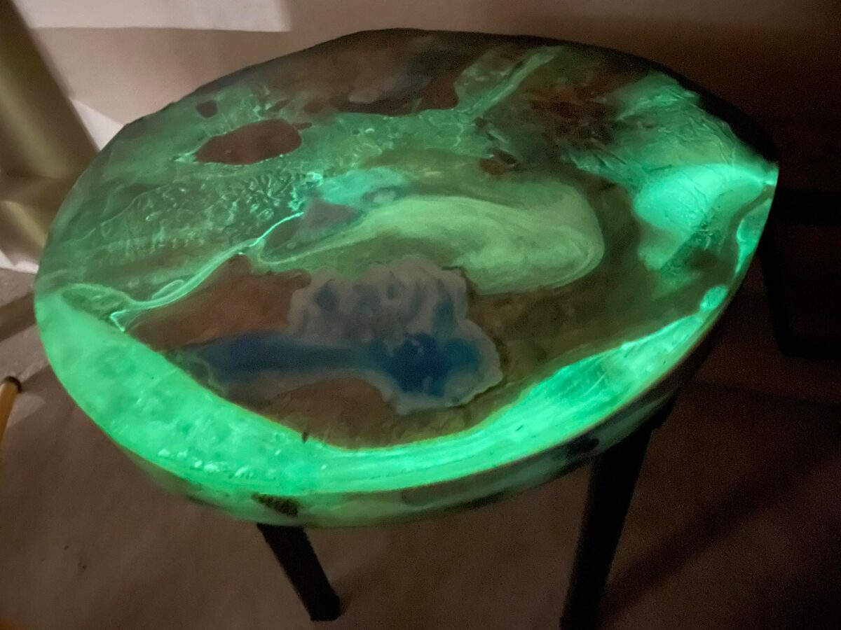 Epoksīda kafijas galdiņš ar led apgaismojumu un fluorescējošiem epoksīdiem