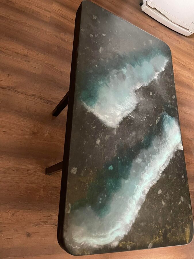 Kafijas galdiņš ar jūras viļņiem