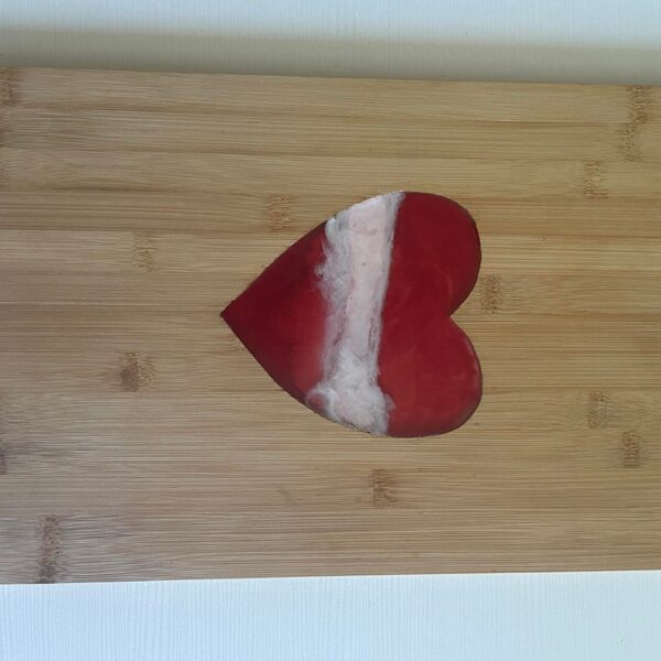 Servējamais dēlīts, Latvijas karoga krāsās