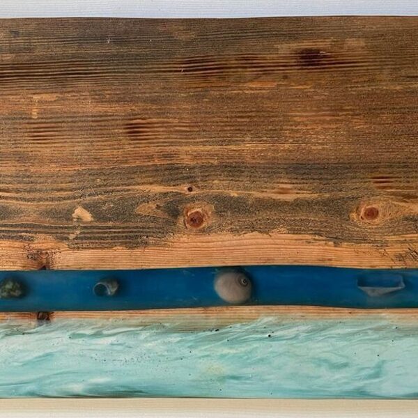 Liela uzgriežamā paplāte viegli iededzināta ar zilu epoksīda lējumu un dažādiem dekoriem