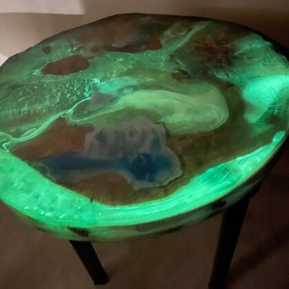 Kafijas gald ar, fluoriscējošo epoksīdi, kas atspīd tumsā