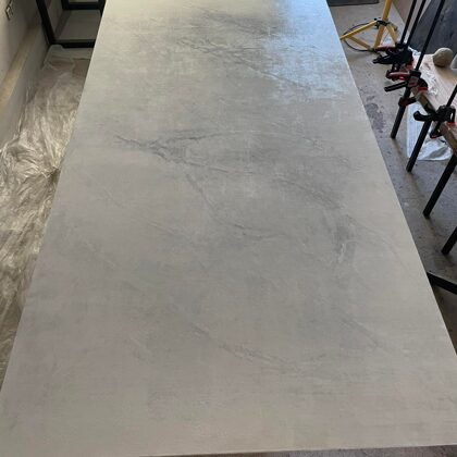 Balts epoksīda panelis ar tumšām līnijām 283x103x1 atdarinot marmoru