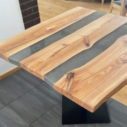 Oša galds, kur ailes aizpildītas ar epoksīdu ar metāla kājām