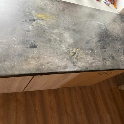 Granīta virsmas atdarinājums ar epoksīda sveķiem.