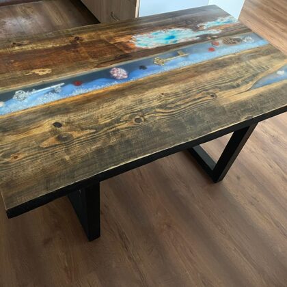 Epoksīda virtuves galds, kur aile aizpildīta ar epoksīdu un dažādiem dekoriem