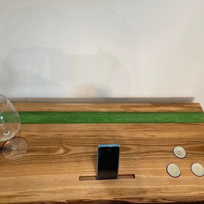 Liela servējamā paplāte ar epoksīda aili un vieta svecēm, glāzei, telefonam