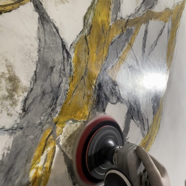 Pievienoti pigmenti un tonis atdarinot marmora imitāciju