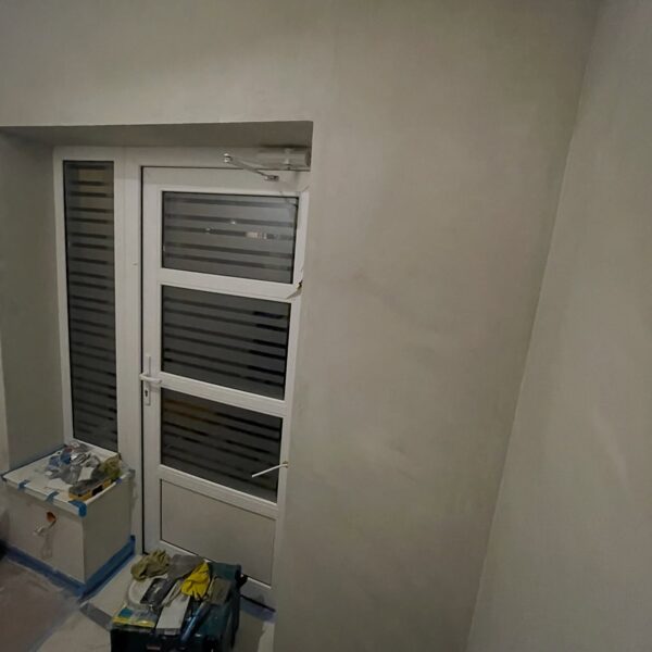 Mikrocementa apdare koridorā