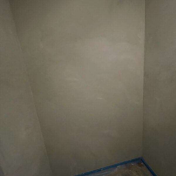 Mikrocementa apdare koridorā