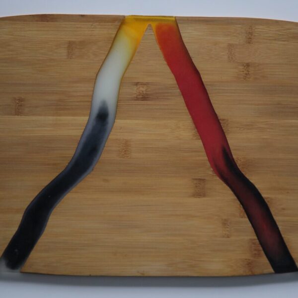 Servējamais dēlīts ar daudz dažādiem epoksīda toņiem