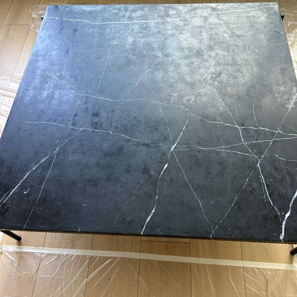 Marmora galds ar defektiem