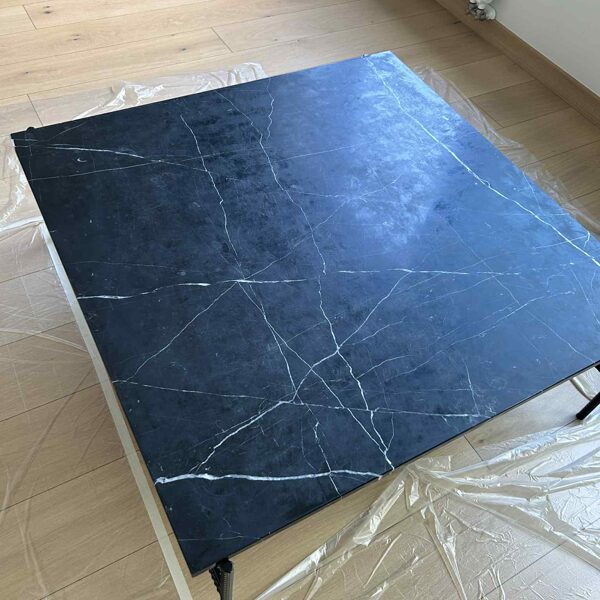 Marmora galds ar defektiem