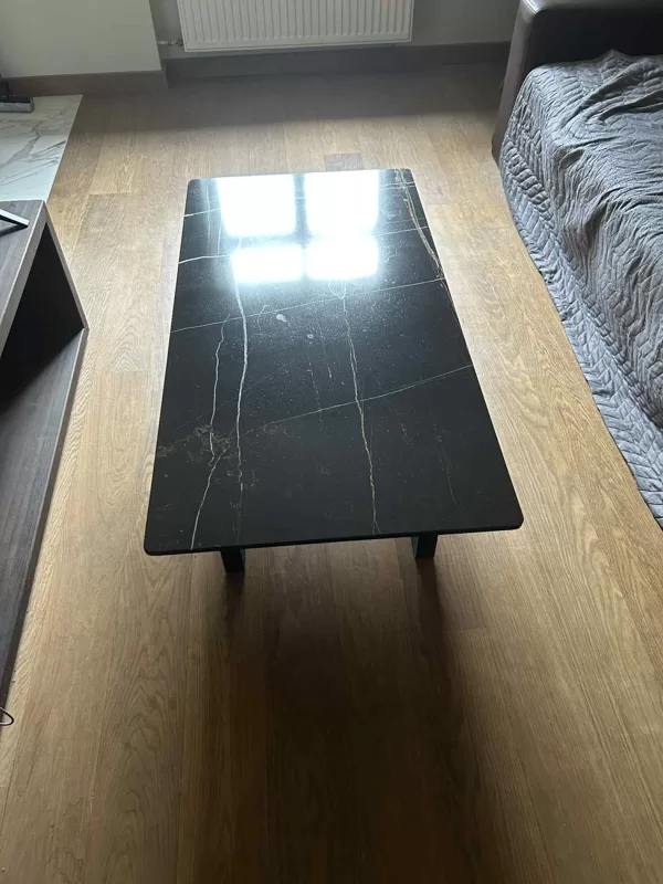 Pēc marmora galda atjaunošanas