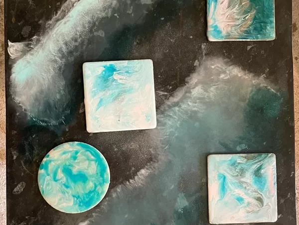 Epoksīda virsmas tuvplāns ar zilganiem jūras pigmentiem