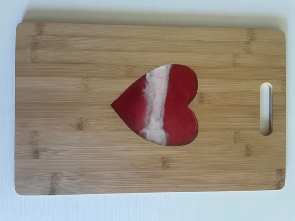 Servējamais dēlīts, Latvijas karoga krāsās