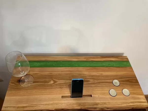 Liela servējamā paplāte ar epoksīda aili un vieta svecēm, glāzei, telefonam