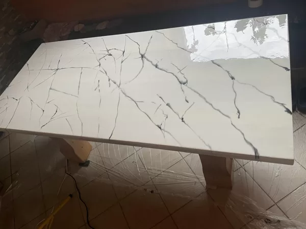 Marmora imitācija uz priedes galda
