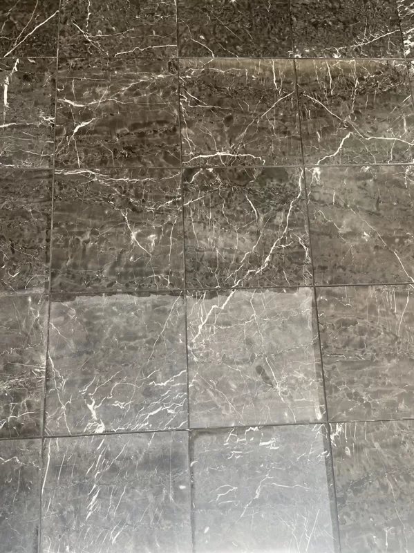 Attēlā redzam, kādu effektu iegūstam atjaunojot flīzes