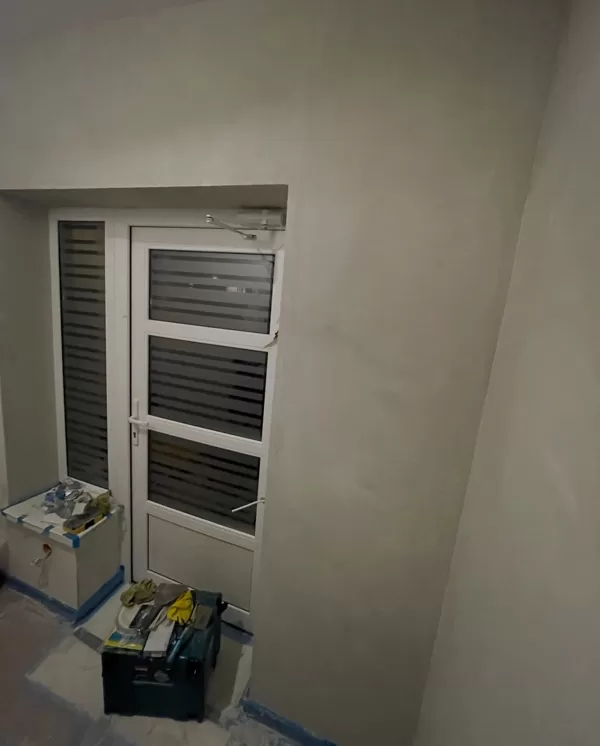 Mikrocementa apdare koridorā
