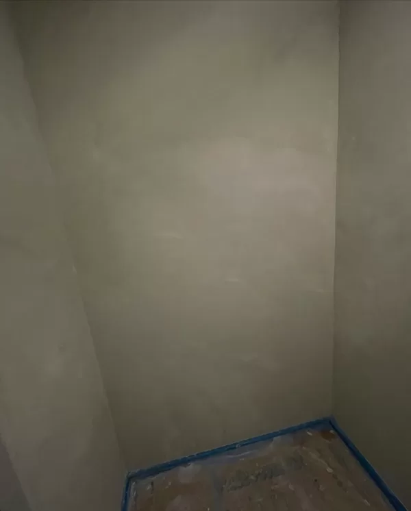 Mikrocementa apdare koridorā