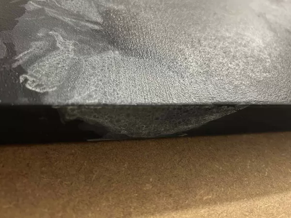 Mikrocementa galds ar marmora efektu