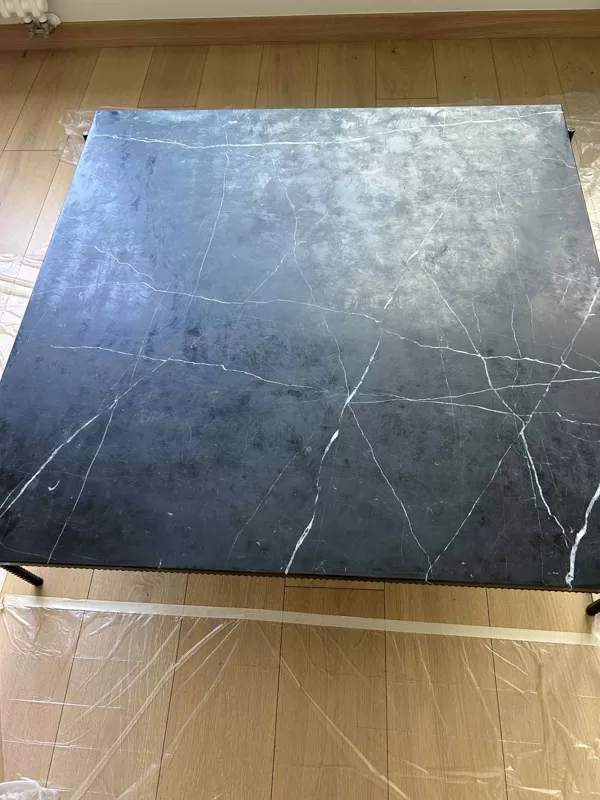 Marmora galds ar defektiem