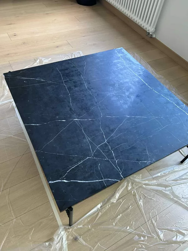 Marmora galds ar defektiem