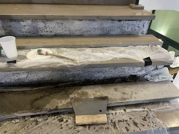 Veicas gruntēšanu un marmora flīžu otru pusi viegli uzlīpējam, lai labāka sasaiste