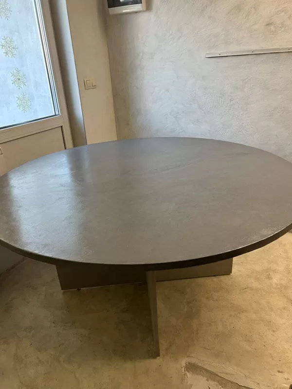 Mikrocementa banketa galds