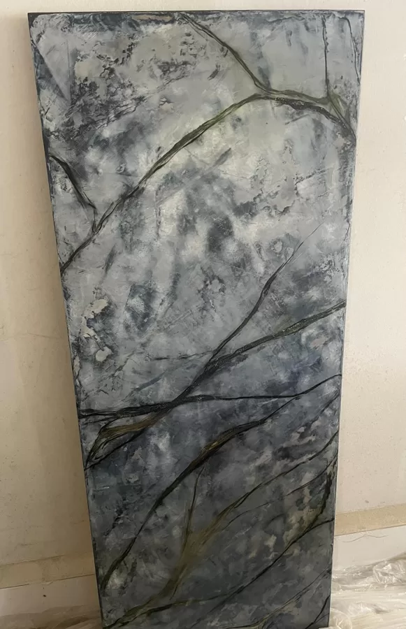 Kitchen surface with Venetian plaster, retracted textures and epoxy