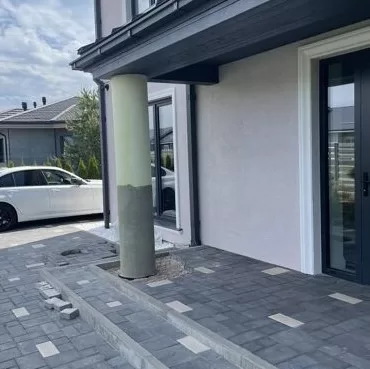 Betona kolonnas, kuras tika pārveidotas marmora imitācijā