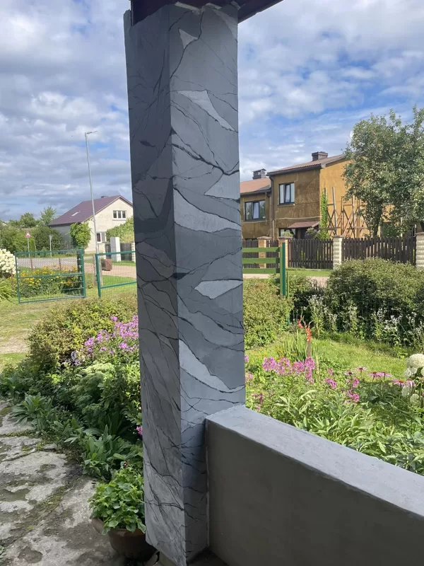 Kolonnas izveide ar dažādām faktūrām atdarinot marmora imitāciju.