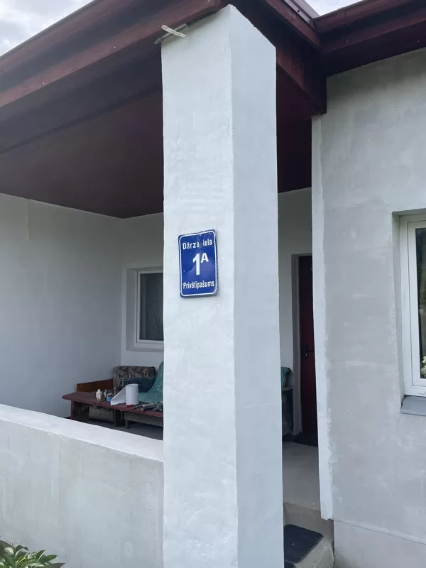 Kolonna nokrāsota un nogruntēta